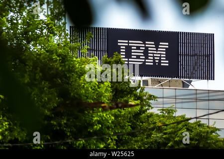 Bukarest, Rumänien - Juni 06, 2019: Das IBM-Logo befindet sich auf der Oberseite des IBM GDC Rumänien zentrale Gebäude gesehen, in Bukarest, Rumänien. Stockfoto