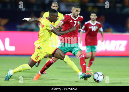 Kairo, Ägypten. 5. Juli, 2019. Hakim Ziyach (R) von Marokko Mias mit Abdou Adenon von Benin während der 2019 Afrika Cup Match zwischen Benin und Marokko in Kairo, Ägypten, am 5. Juli 2019. Credit: Ahmed Gomaa/Xinhua/Alamy leben Nachrichten Stockfoto