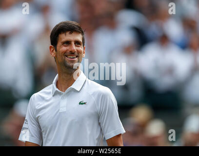 London, Großbritannien. 5. Juli, 2019. Novak Djokovic aus Serbien feiert nach den Herren singles dritte Runde mit Hubert Hurkacz von Polen 2019 Wimbledon Tennis Championships in London, Großbritannien, am 5. Juli 2019. Credit: Han Yan/Xinhua/Alamy leben Nachrichten Stockfoto