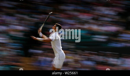 London, Großbritannien. 5. Juli, 2019. Novak Djokovic aus Serbien konkurriert bei der Men's singles dritte Runde mit Hubert Hurkacz von Polen 2019 Wimbledon Tennis Championships in London, Großbritannien, am 5. Juli 2019. Credit: Han Yan/Xinhua/Alamy leben Nachrichten Stockfoto