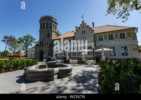 Tallinn, Estland am 16. Juni 2019 Die Maarjamae Palace ist eine interessante und schöne Attraktion der Stadt. Die gusseisernen Gitter der Eingang ga Stockfoto