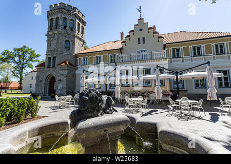 Tallinn, Estland am 16. Juni 2019 Die Maarjamae Palace ist eine interessante und schöne Attraktion der Stadt. Die gusseisernen Gitter der Eingang ga Stockfoto