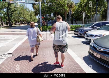 Miami Beach Florida, übergewichtig übergewichtig übergewichtig fettleibig fett schwer prall rundlich stout, fett, paar, Erwachsene Erwachsene Mann Männer männlich, Frau Frauen weibliche Dame, Walking Podestr Stockfoto