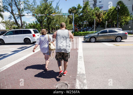 Miami Beach Florida, übergewichtig übergewichtig übergewichtig fettleibig fett schwer prall rundlich stout, fett, paar, Erwachsene Erwachsene Mann Männer männlich, Frau Frauen weibliche Dame, Walking Podestr Stockfoto