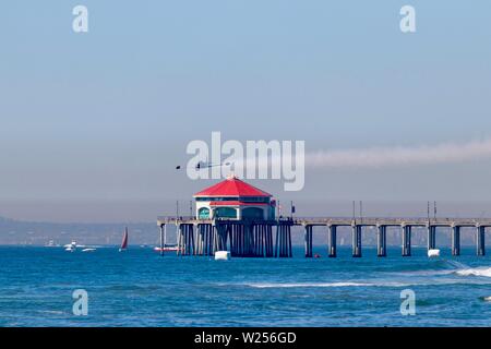 Ein Flugzeug fliegt über Ruby's Surf City Diner in Huntington Beach, CA Stockfoto