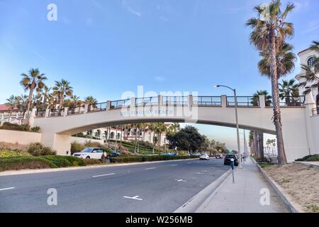 Huntington Beach Brücke über den Pacific Coast Highway Stockfoto