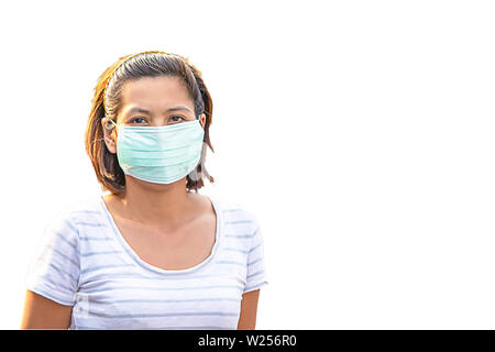 Isolierte Asean-Frau eine Maske tragen Staub auf einen weißen Hintergrund mit Freistellungspfad zu verhindern. Stockfoto