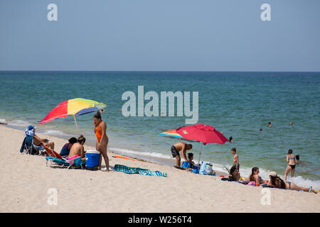 Sonnenanbeter, beachcombers und Schwimmer genießen Sie den Atlantischen Ozean und den South Florida Sonne am Strand in Manalapan, Florida, USA. Stockfoto