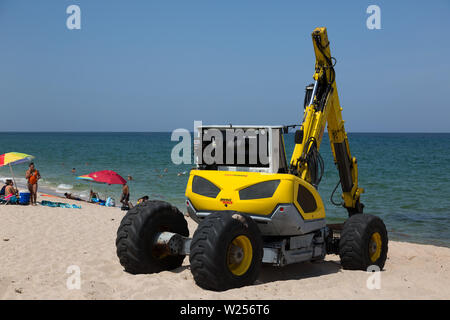 Ein Schweizer Power Menzi Muck walking Bagger arbeiten in der Nähe der Boynton Einlass in Manalapan, Florida, USA. Stockfoto