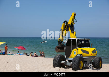 Ein Schweizer Power Menzi Muck walking Bagger arbeiten in der Nähe der Boynton Einlass in Manalapan, Florida, USA. Stockfoto