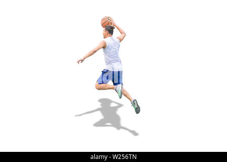 Isolierte Basketball in der Hand springen auf einen weißen Hintergrund mit Freistellungspfad... Stockfoto