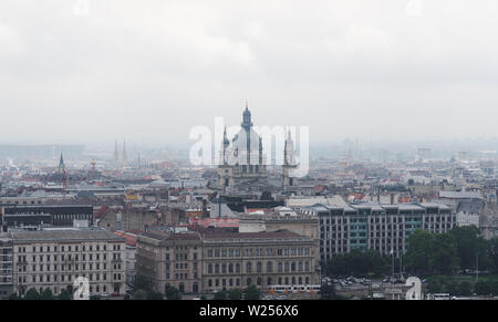 Panoramablick auf die Stadt Budapest, Ungarn in misty morning Stockfoto