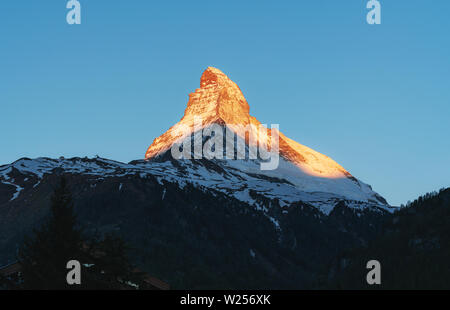 Matterhorn mit Sonnenlicht auf Peak am Morgen, Blick auf Zermatt Switzerland Stockfoto