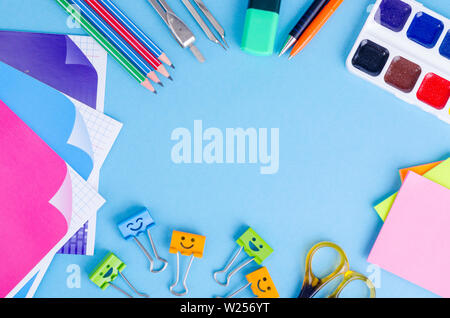 Zurück zu Schule mit Schulen Zubehör - Farben, Stifte, Notebooks, Schere, Filzstifte, blauen Hintergrund. Stockfoto