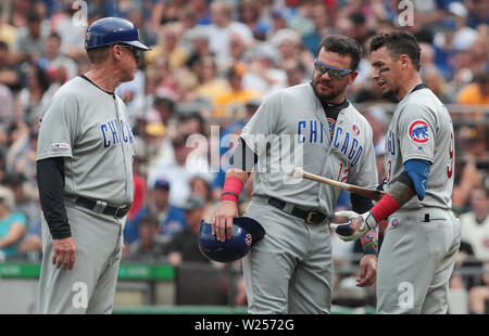 Pittsburgh, Pennsylvania, USA. 4. Juli 2019. Chicago Cubs Third Base coach Brian Butterfield (55), linker Feldspieler Kyle Schwarber (12) und shortstop Javier Baez (9) Die Folgen der Chicago Cubs Manager Joe Maddon (70) Im vierten innning während eines Major League Baseball Spiel zwischen den Chicago Cubs und Pittsburgh Pirates am PNC Park, in Pittsburgh, Pennsylvania ausgeworfen wird. diskutieren. (Foto: Nicholas T. LoVerde/Cal Sport Media) Credit: Csm/Alamy leben Nachrichten Stockfoto