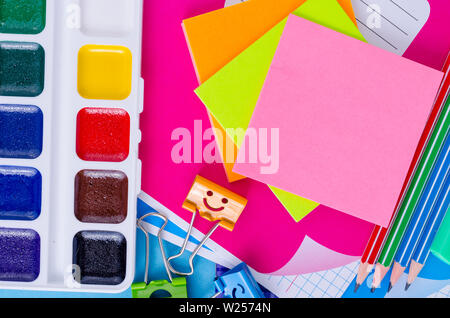 Zurück zu Schule mit Schulen Zubehör - Farben, Stifte, Notebooks, Schere, Filzstifte, blauen Hintergrund. Stockfoto