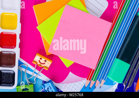 Zurück zu Schule mit Schulen Zubehör - Farben, Stifte, Notebooks, Schere, Filzstifte, blauen Hintergrund. Stockfoto