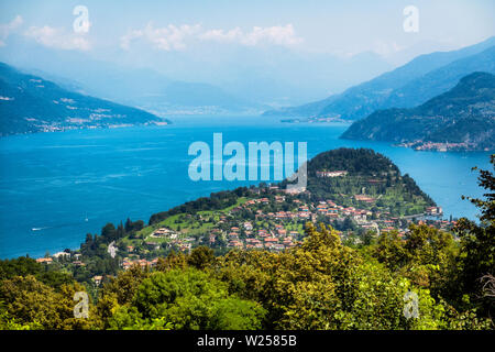 Der Comer See und Bellagio von oben, Ansicht von Madonna del Ghisallo, Lecco, Italien. Stockfoto