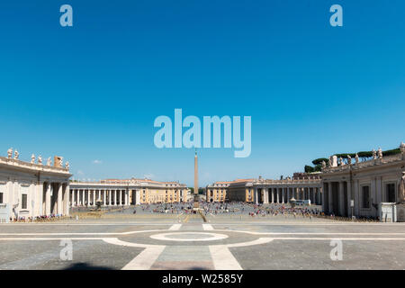 Ansicht der Basilika von St. Peter auf dem Petersplatz Stockfoto
