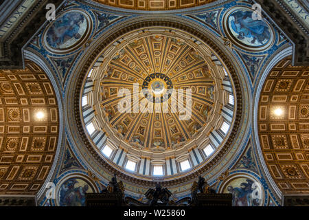 Vatikan Vatikan - Juli 3, 2019: reich verzierten Innenraum der Basilika St. Peter Kuppel im Vatikan, Rom. Stockfoto