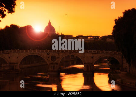 Sonnenuntergang am Tiber, Tevere in Rom mit St. Peter Kuppel Stockfoto