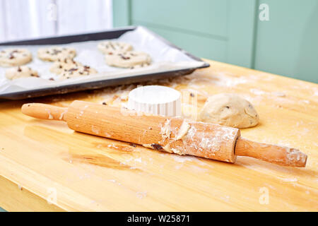 Mehl und Rolling Pin auf Holz- Hintergrund. Close-up Stockfoto