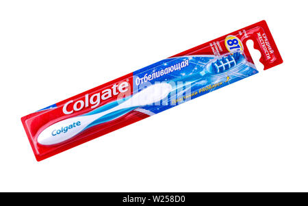 Kamtschatka, Russland - 13. Mai 2019: Colgate oral Bürste auf Weiß Colgate ist eine Marke der Zahnpasta von Colgate-Palmolive produziert Stockfoto