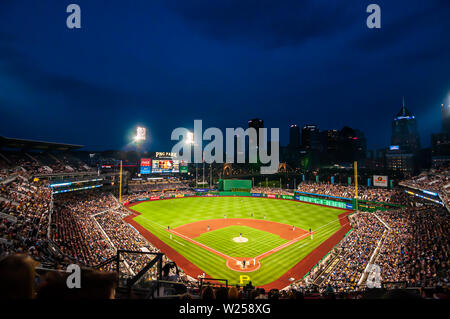 PNC Park, Heimat Feld zu den Piraten spielen die Milwaukee Brewers in einer Sommernacht mit dem Stadion Licht auf Stockfoto