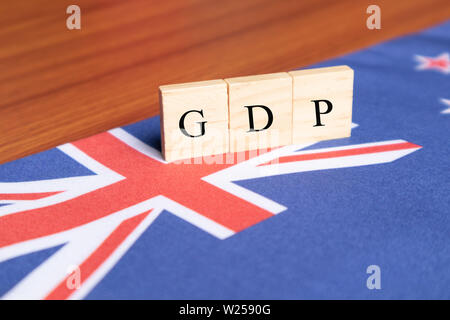 Bruttoinlandsprodukt oder BIP von Australien In Holzblock Buchstaben auf der australischen Flagge Stockfoto