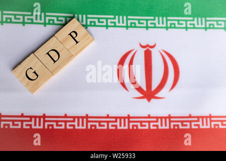 Bruttoinlandsprodukt oder BIP des Iran in Holzblock Buchstaben auf den Iran Flagge Stockfoto