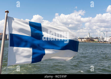Flagge Finnlands auf einem Boot in Helsnki Finnland winken Stockfoto