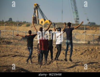 Gaza, Palästina. 05. Juli, 2019. Palästinensische Demonstranten Welle ihre Hände auf die Israelischen Sicherheitskräfte während einer Demonstration für ein Ende der Belagerung des Gazastreifens im südlichen Gazastreifen verhängt. Credit: SOPA Images Limited/Alamy leben Nachrichten Stockfoto