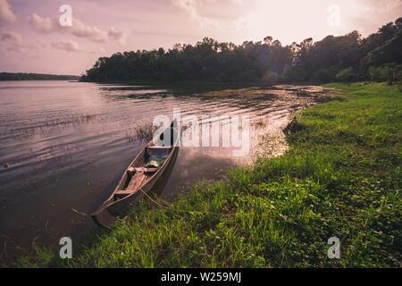 Sasthamcotta, Kollam, Kerala, Indien - 16. Juni 2019: Holz- Boot ruhen auf Sasthamcotta See Stockfoto