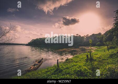 Sasthamcotta, Kollam, Kerala, Indien - 16. Juni 2019: Kanu ruhen auf See am Abend Stockfoto