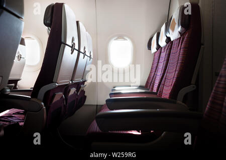 Flugzeugsitz in der Kabine mit Fenster am Morgen. Verkehr, Urlaub Reise-Ideen Stockfoto