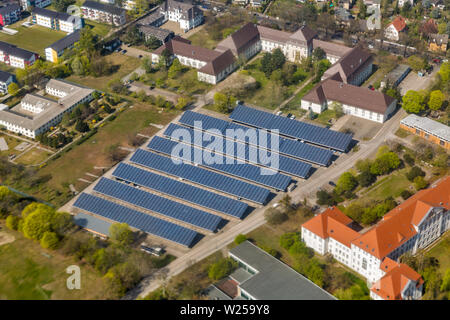 Parkplatz mit Solaranlagen in Berlin Vorort abgedeckt, Deutschland. Luftbild von oben. Stockfoto