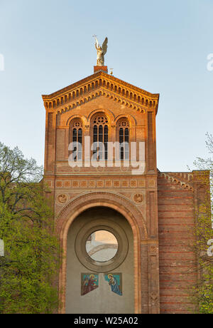 Die Kirche St. Michael Fassade am Michaelkirchplatz in Berlin, Deutschland. Stockfoto