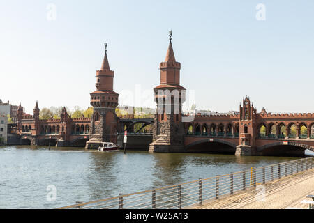 Oberbaumbrücke über die Spree in Berlin, Deutschland. Stockfoto