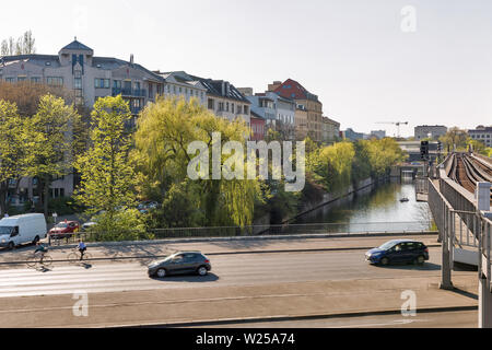 Stadtbild mit landver Kanal und U-Bahn in Kreuzberg. Berlin, Deutschland. Stockfoto