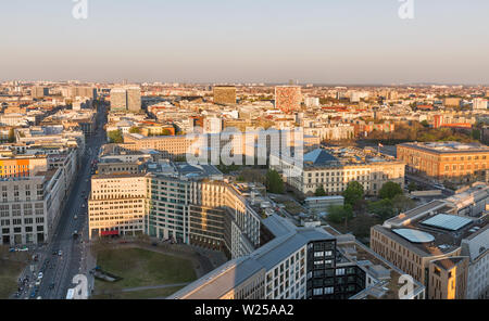 Antenne Stadtbild mit Leipziger Platz und Bundesministerium der Finanzen bei Sonnenuntergang in der Nähe des Potsdamer Platzes in Berlin, Deutschland. Stockfoto