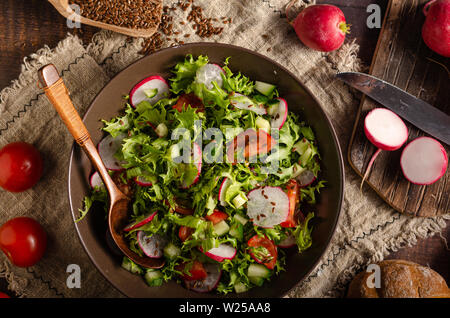 Salat Salat mit Radieschen, Tomaten, Gurken und frische Brötchen Stockfoto