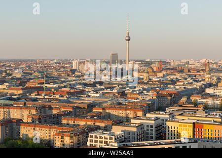 Antenne Stadtbild mit Fernsehturm und Berliner Dom bei Sonnenuntergang in der Nähe des Potsdamer Platzes, Deutschland. Stockfoto