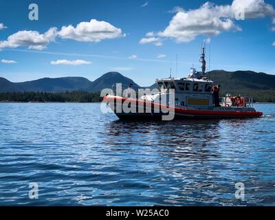 Eine Crew an Bord eines 45-Fuß-Antwort Boat-Medium von der Coast Guard Station Ketchikan führt die Ausbildung in Nichols Passage, Alaska, 25. Juni 2019. Nichols Kanal ist ein Kanal, der zwischen den Inseln Gravina und Annette, zwei der 17 grössten Inseln, die die Alexander Archipel bilden. U.S. Coast Guard Foto von Feuerwehrmann Jessica Fontenette. Stockfoto