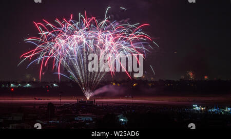 Feuerwerk Farbe der Himmel über Los Alamitos Army während der 4. Juli Fireworks Extravaganza mit gemeinsamen Kräften, Los Alamitos, Kalifornien, 4. Juli 2019. Das jährliche Feuerwerk wird gehostet auf der Basis in Zusammenarbeit mit den Städten Los Alamitos und Seal Beach. (U.S. Air National Guard Foto von älteren Flieger Crystal Housman) Stockfoto