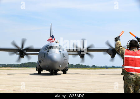 Die 143 d Airlift Wing begrüßt Home mehr als 100 Flieger aus ihren letzten Einsatz zur Unterstützung der Operation, die die FREIHEIT DES SENTINEL, 4. Juli 2019, Quonset Air National Guard Base, North Kingstown, R.I. Die Flieger wieder gehören Personal aus einem Querschnitt der Luftverkehr, Aircraft Maintenance und Support Spezialitäten. (Air National Guard Fotos von Staff Sgt. Deirdre Salvas 143 AW/PA) Stockfoto