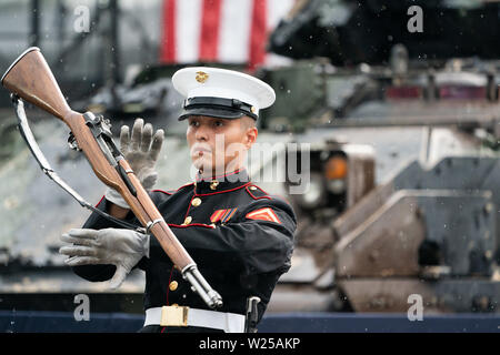 Washington, Vereinigte Staaten von Amerika. 04. Juli, 2019. Ein Mitglied des U.S. Marine Corps leise Bohren Platoon marches in Bildung und führt auf dem Gruß an Amerika Veranstaltung Donnerstag, 4. Juli 2019, am Lincoln Memorial in Washington, DC, Personen: Präsident Donald Trump Credit: Stürme Media Group/Alamy leben Nachrichten Stockfoto