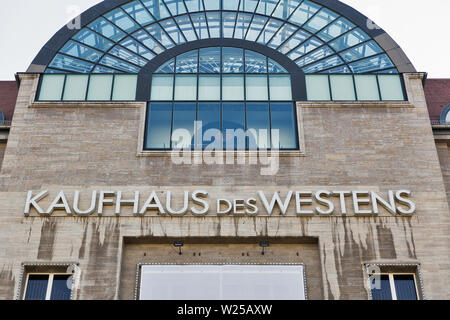 BERLIN, DEUTSCHLAND - 18 April 2019: Kaufhaus des Westens oder KaDeWe luxury store Fassade entlang Tauentzien. Das KaDeWe ist das größte berühmtestes Kaufhaus Stockfoto