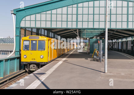 BERLIN, DEUTSCHLAND - 18 April 2019: Passagiere warten auf die U-Bahn im U-Bahnhof Gleisdreieck. Berlin ist die Hauptstadt und größte Stockfoto