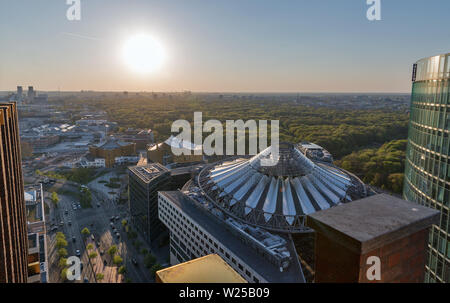 BERLIN, DEUTSCHLAND - 18 April 2019: Abend Antenne Stadtbild mit Sony Center, DB Tower und der Potsdamer Straße. Berlin ist die Hauptstadt und größte Stadt von Stockfoto