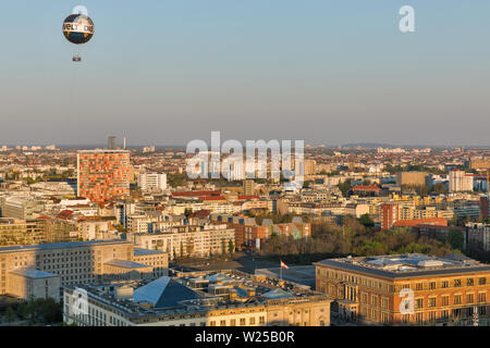 BERLIN, DEUTSCHLAND - 18 April 2019: Antenne Stadtbild mit Repräsentantenhaus, Martin Gropius Bau Museum, Bundesministerium der Finanzen Gebäude und Stockfoto